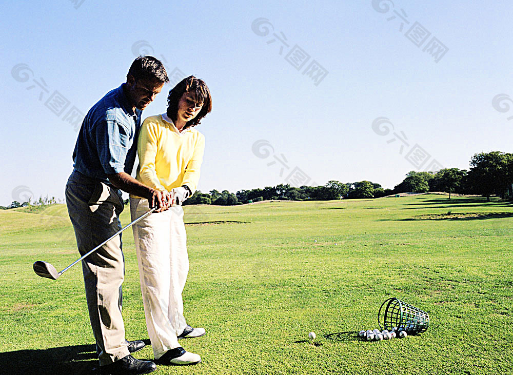 学习打高尔夫球的女人