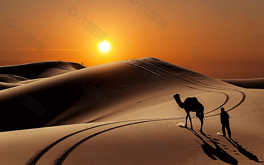 夕阳下行走在沙漠的男人