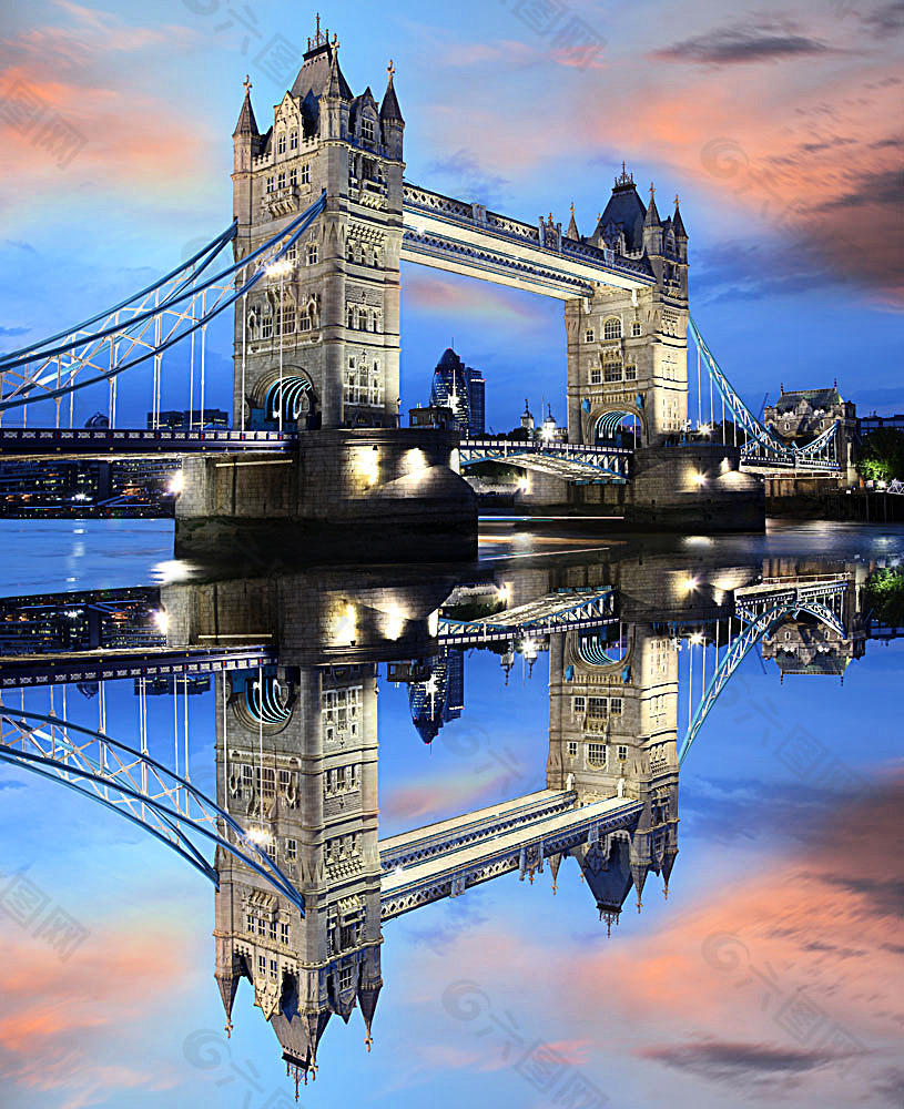 傍晚美丽的伦敦塔桥