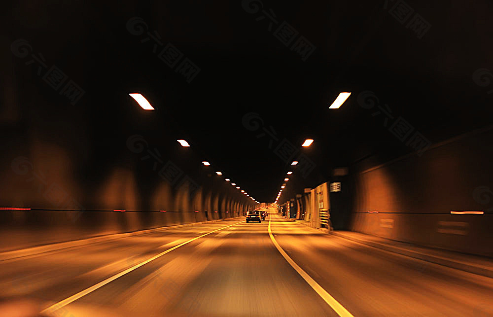 隧道中的轿车