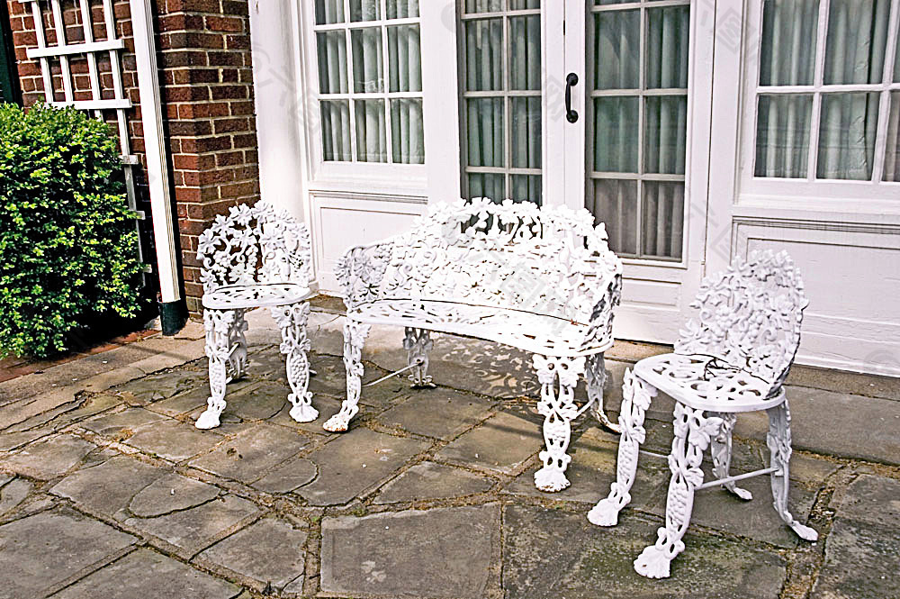 别墅前的雕花椅子