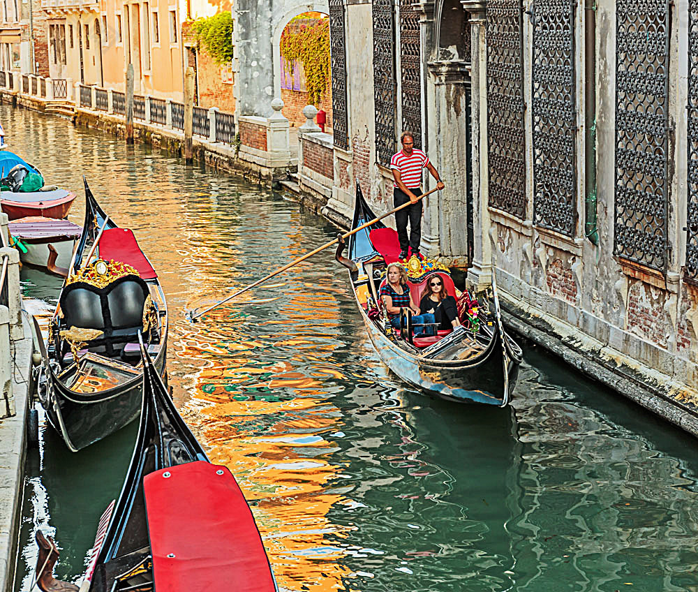 威尼斯河流上的小船