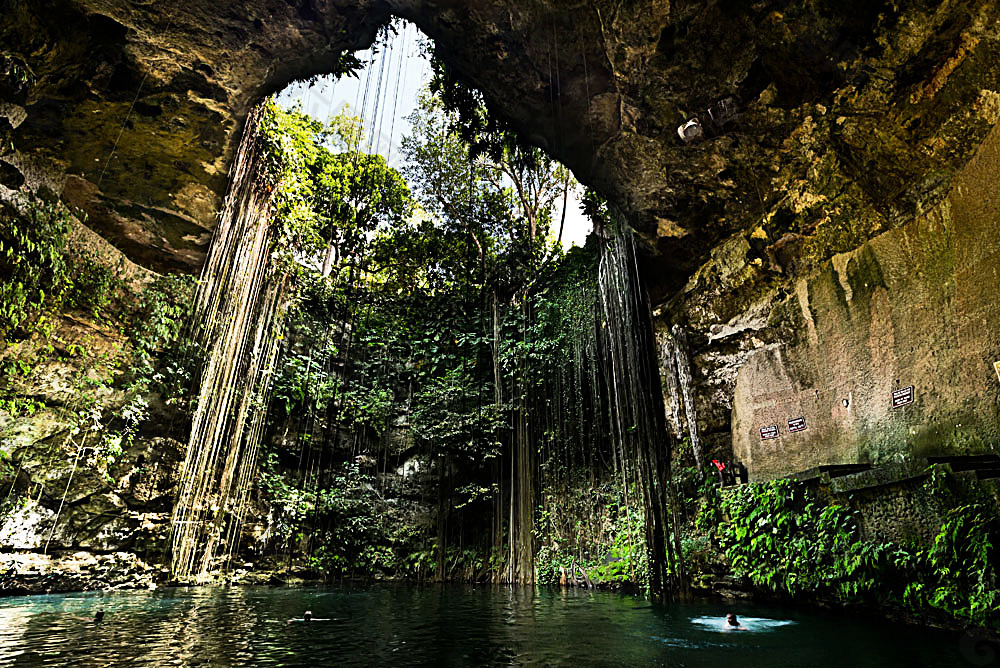 自然形成的水潭风景