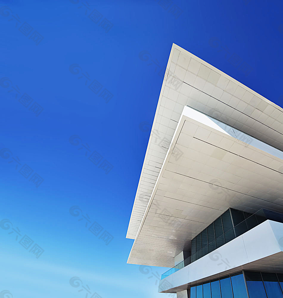 蓝天与现代建筑设计
