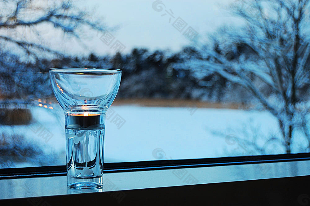 窗台上的蜡烛