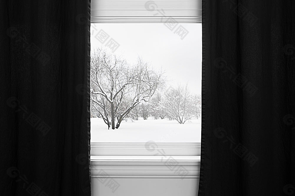 黑色窗帘外的冬季风景