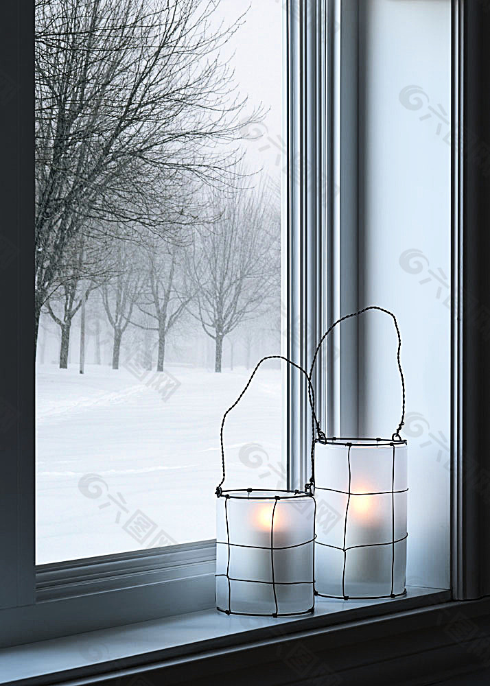 冬季窗台上的蜡烛