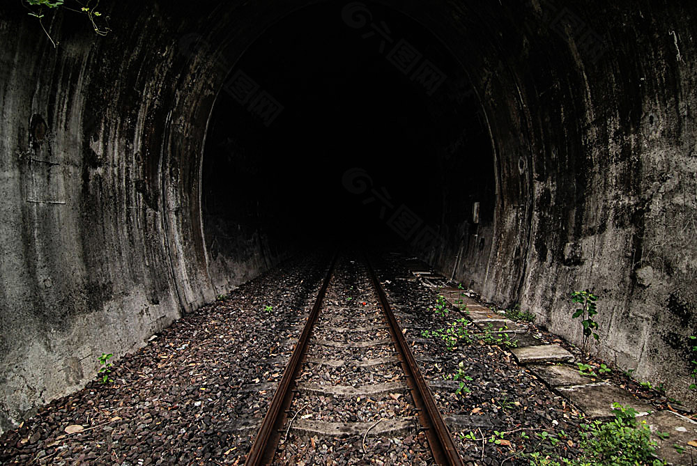 废旧的铁路隧道