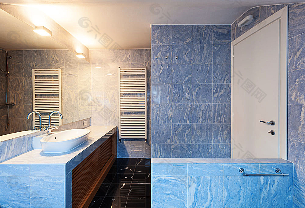 蓝色简洁浴室装修设计