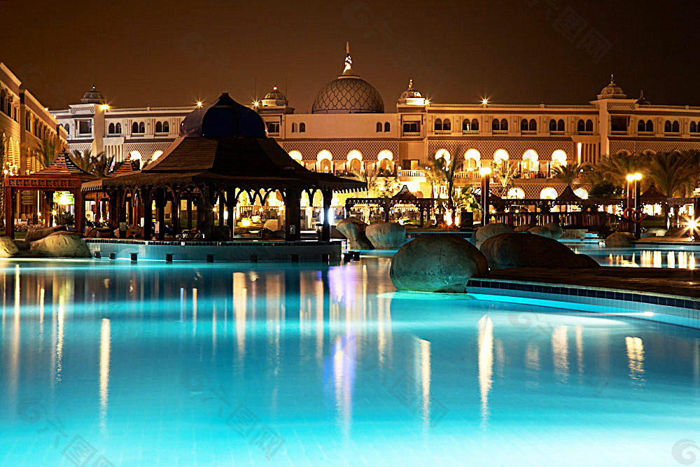 度假酒店外的泳池夜景