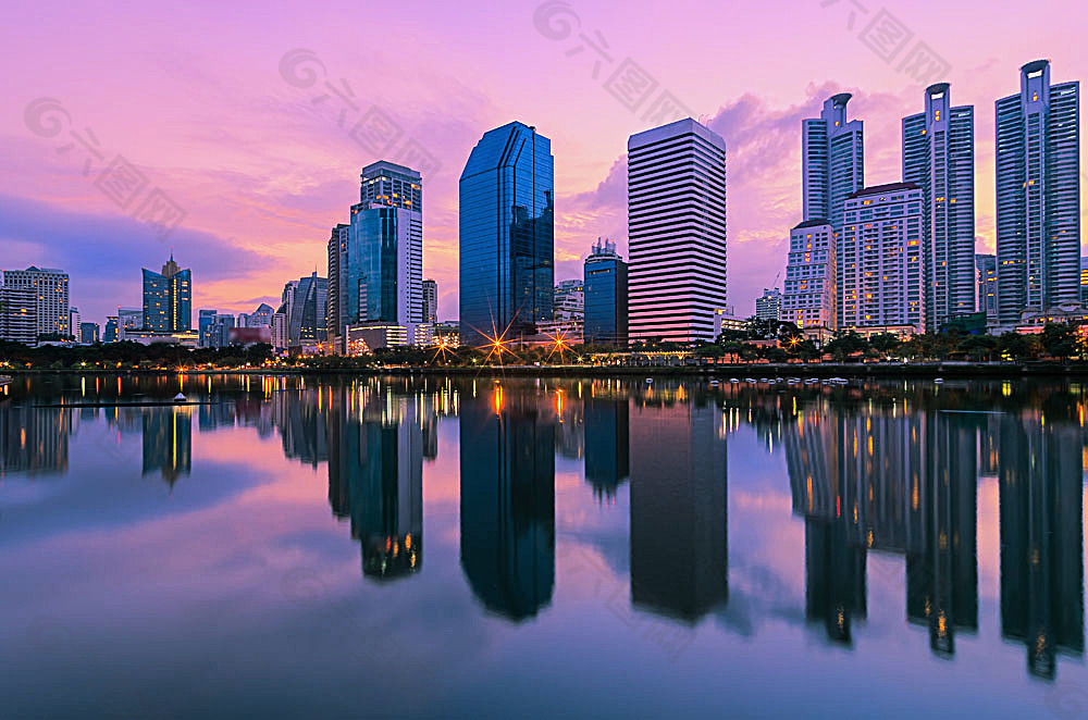 紫色天空和城市风景