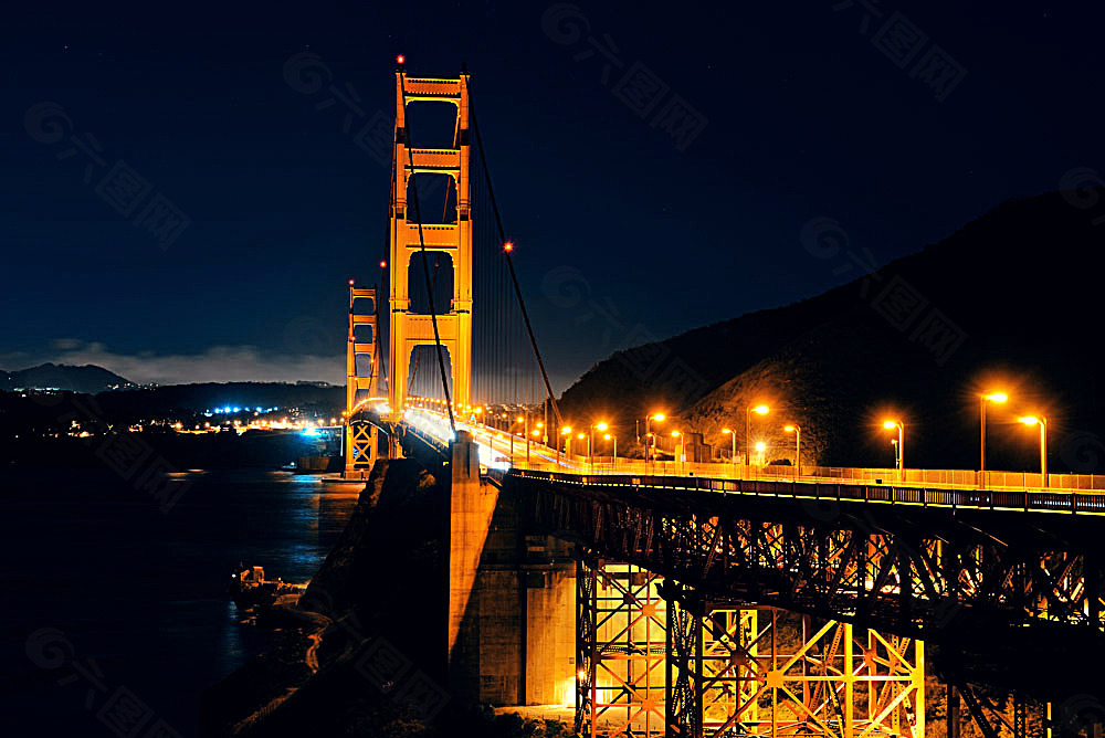 夜晚里美丽的桥