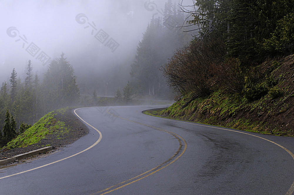 大雾天的马路风景