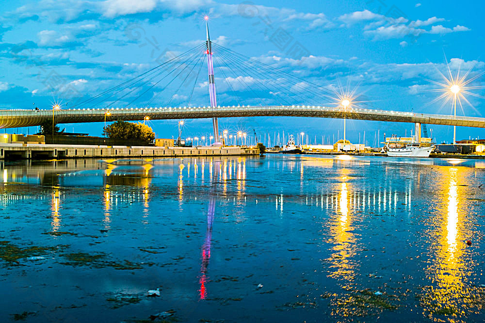 灯光璀璨的码头桥梁夜景