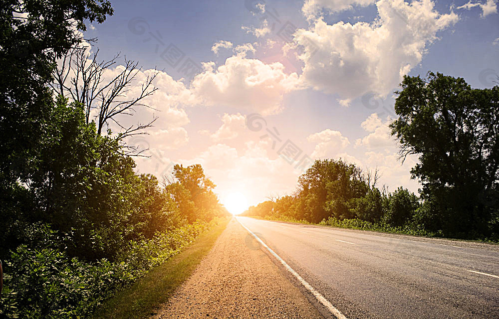 傍晚夕阳下的道路