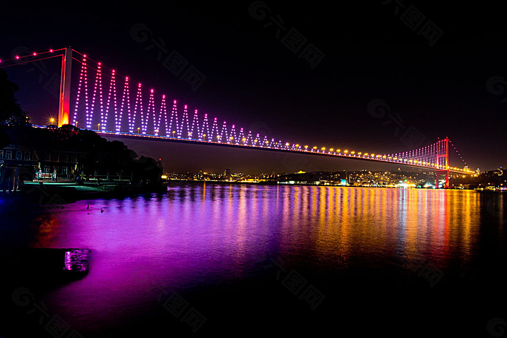 江面大桥上的霓虹灯