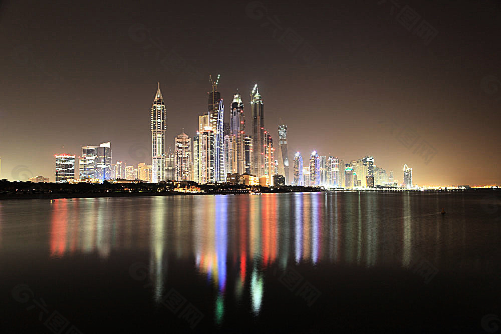 江边的美丽城市夜景