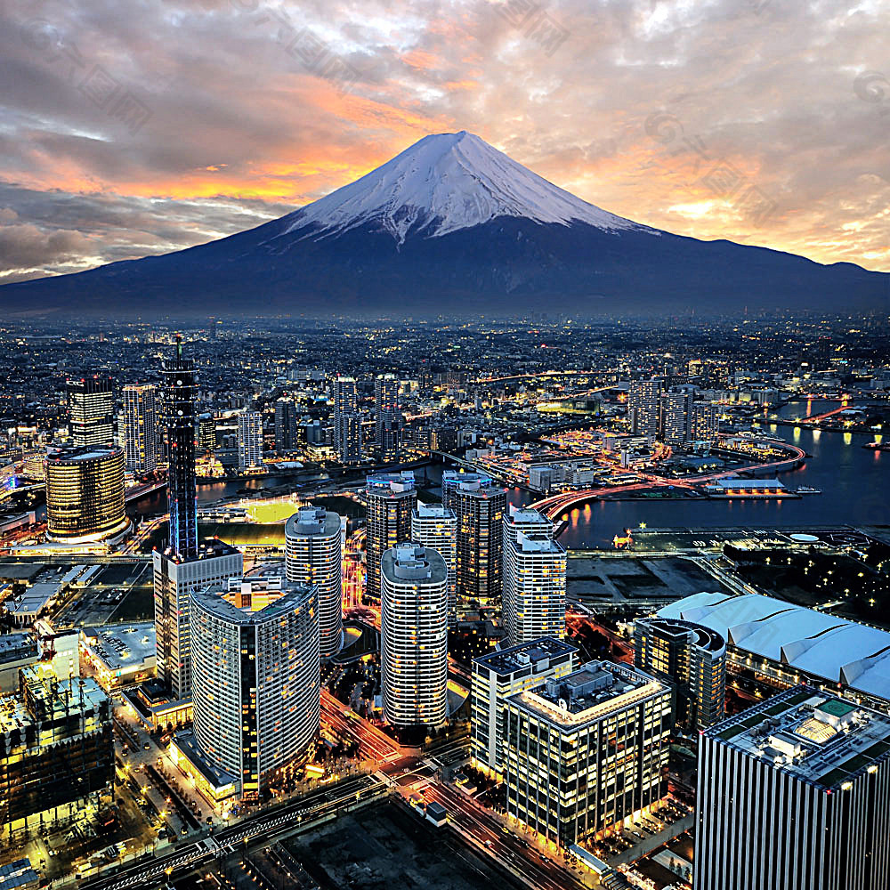 富士山下的城市图片