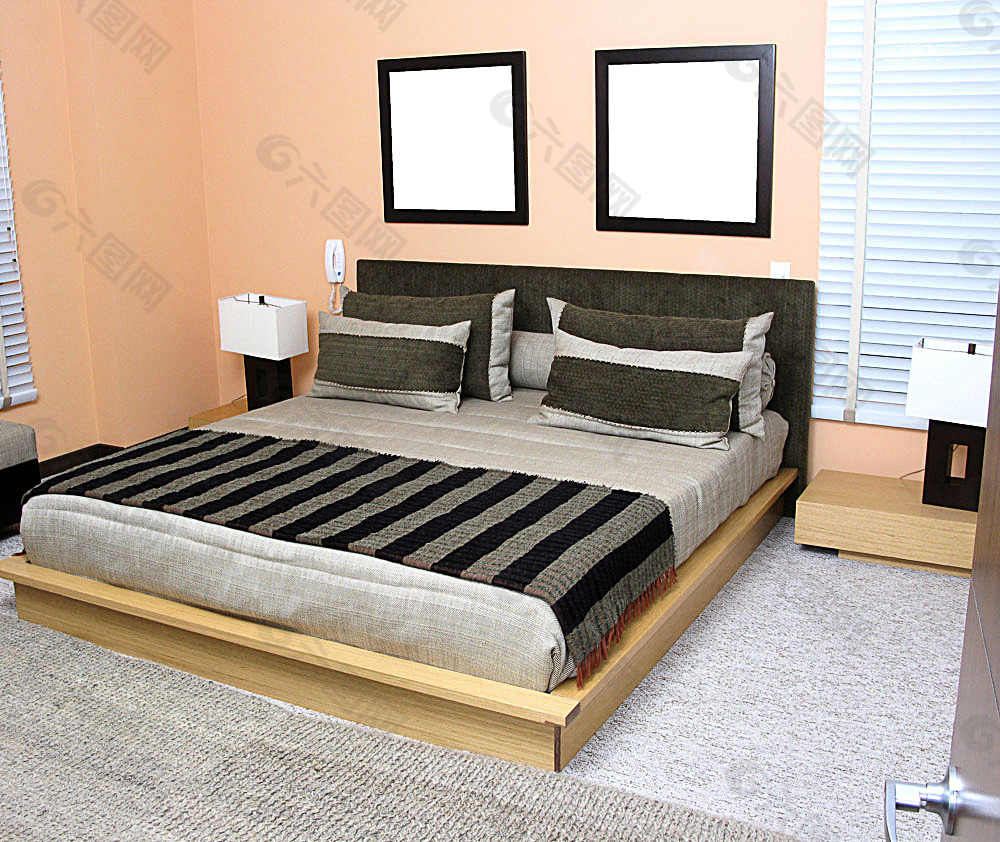 卧室内的条纹床和画框
