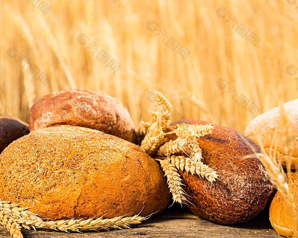 稻田背景下的面包和稻穗图片