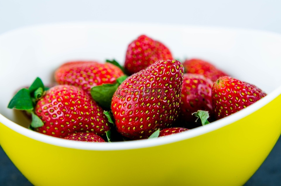 草莓,在黄色碗,红色水果