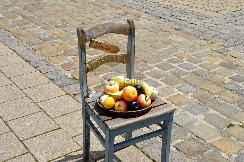 夏季保健食品,在椅子上,与铺路石