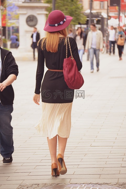 老太太走在街上,走开,优雅的女人