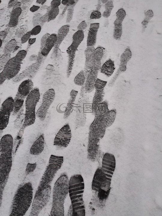 雪地上的脚印简笔画图片