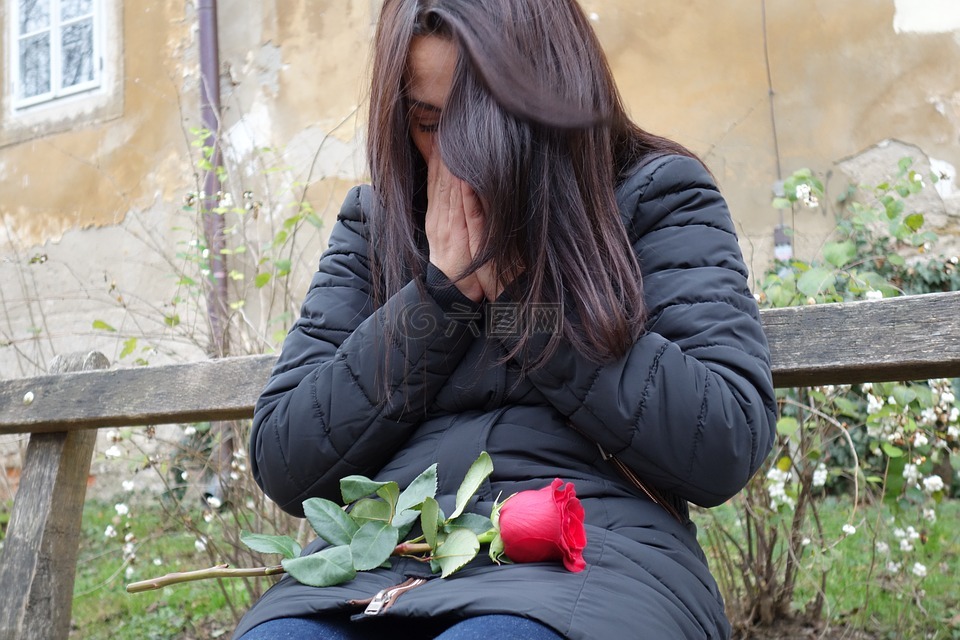 伤心的女孩,红玫瑰,失去的爱
