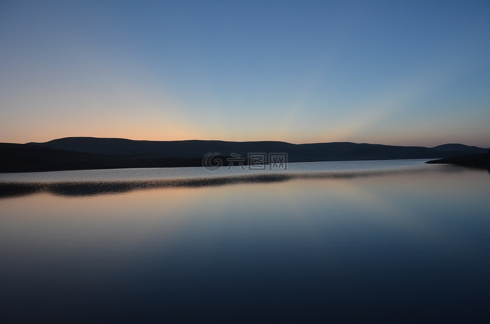 湖边,黎明,寂静