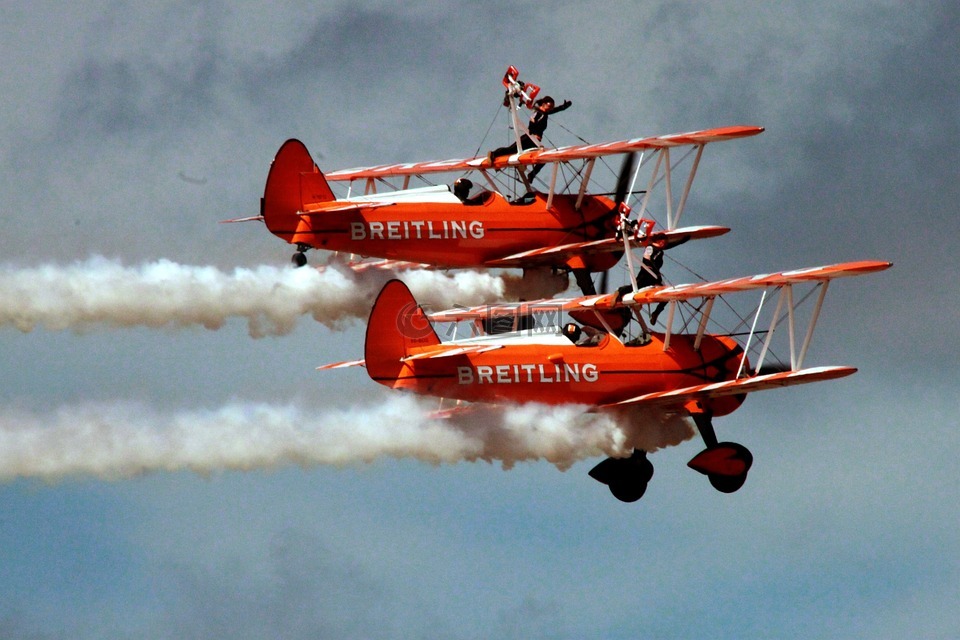 复翼飞机,凝结尾迹,蒸气轨迹