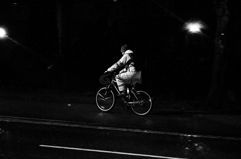 骑单车的男子,夜,马