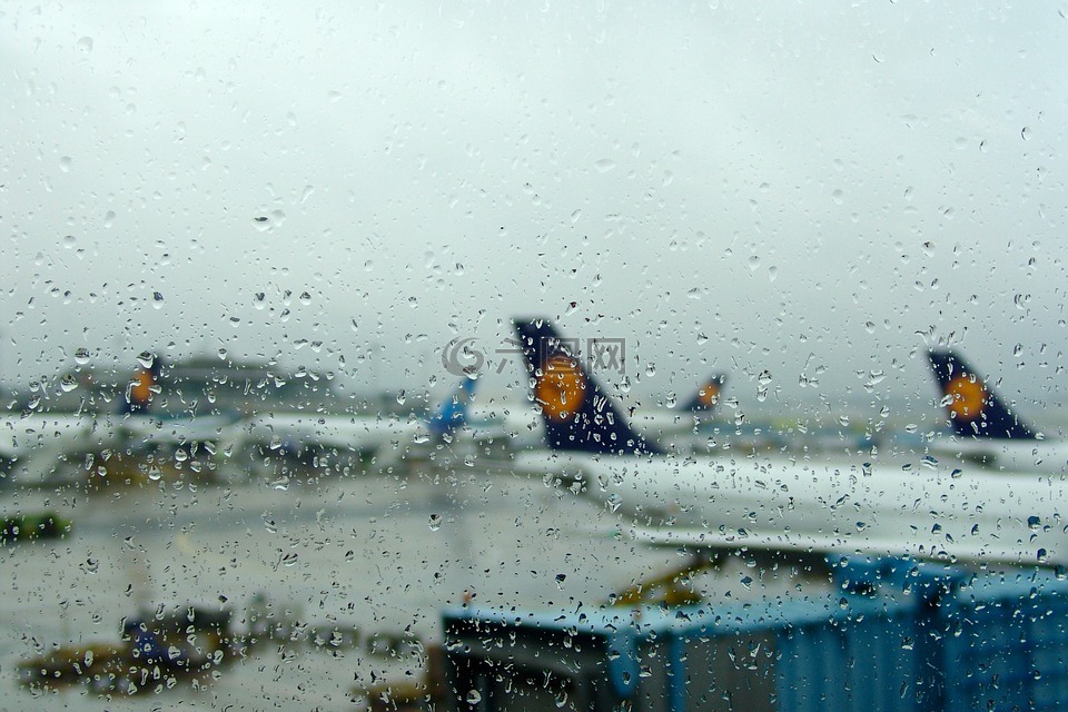 机场,雨,告别