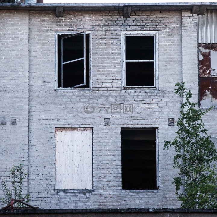 破窗,砖墙,废弃的工厂