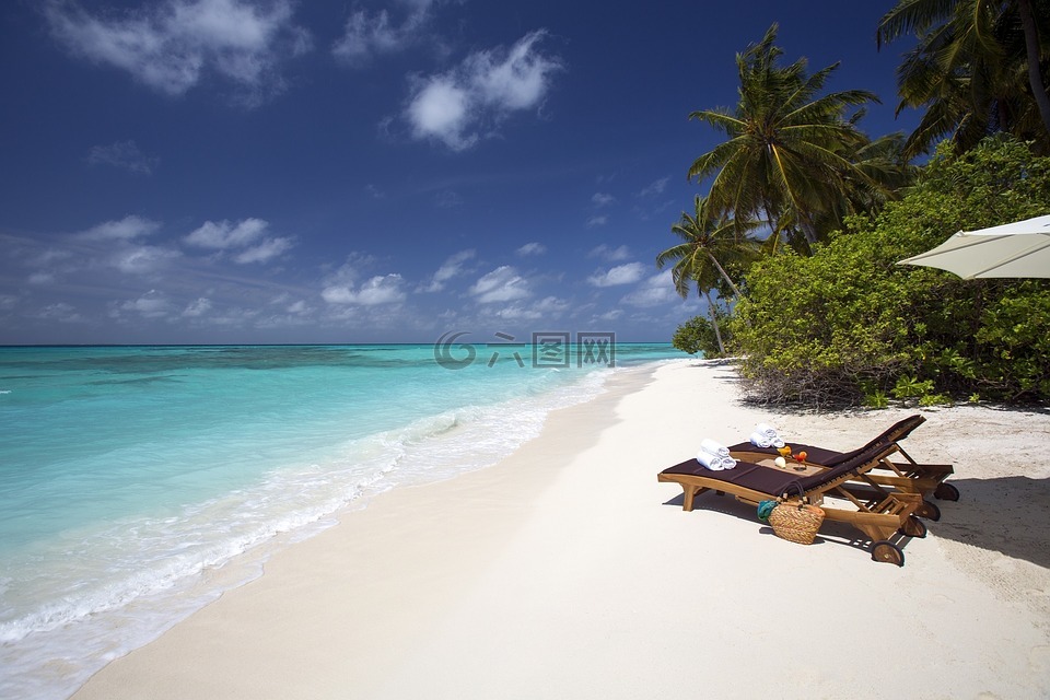 白色的沙滩,海洋沙滩,躺椅