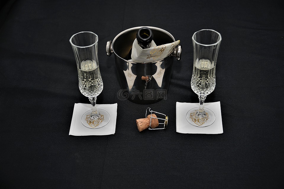 瓶香槟葡萄酒,眼镜,软木