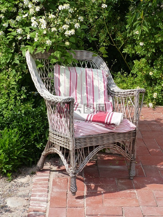 篮子里的椅子,枕头,花园