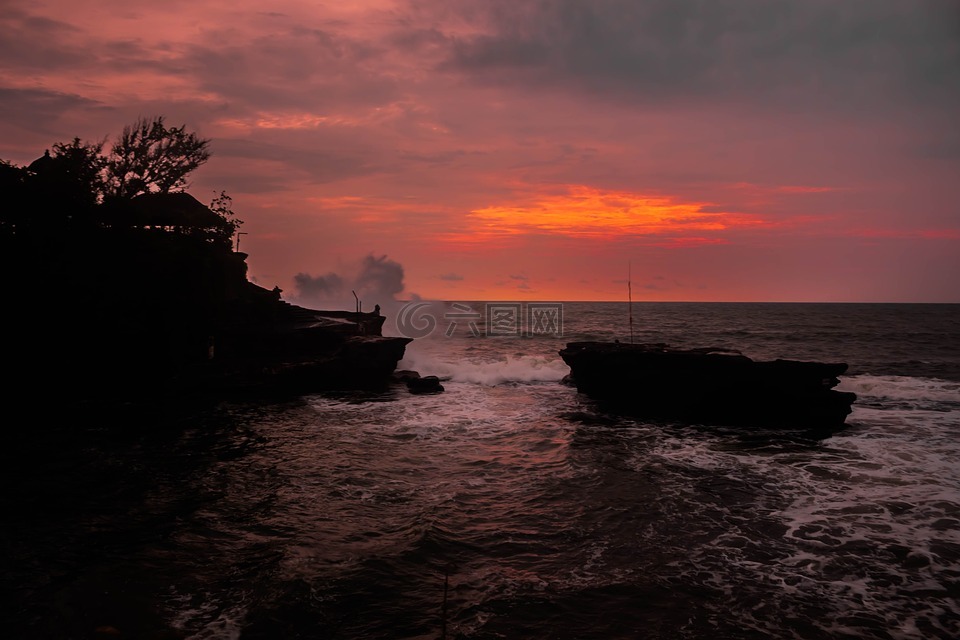 视图,海神庙巴厘岛的海滩,对晚上