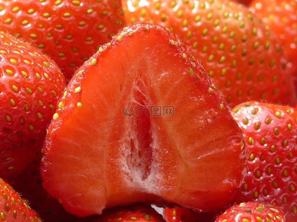 草莓,减少一半,圆润的