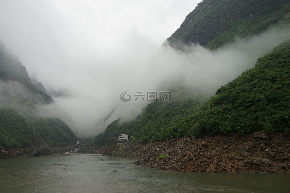 云雾缭绕的山,三峡大坝,房子