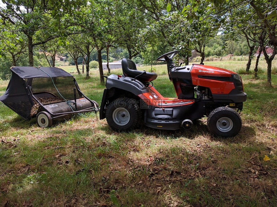 拖拉机,清扫树叶,苹果树