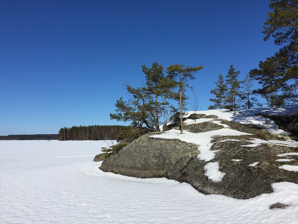 结冰的湖面,蓝色的天空,芬兰