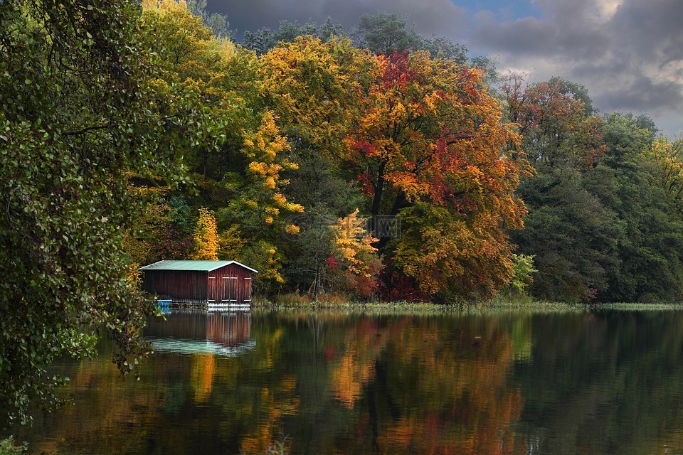 船上的房子,湖,秋季