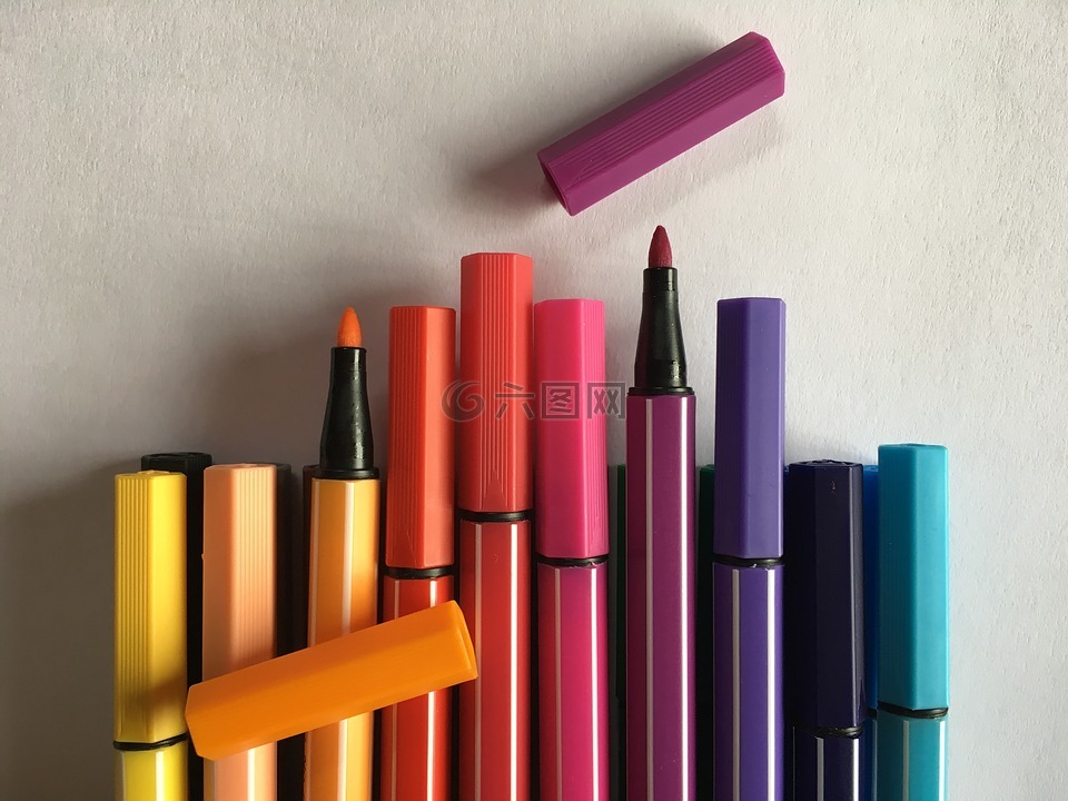 彩色的铅笔,毡尖笔,蜡笔