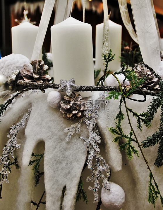 白色圣诞花环,白色的蜡烛,白