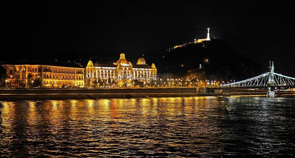 布达佩斯晚上,多瑙河,西岸