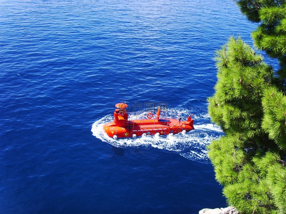 蓝色的大海,红色的u型船,亚德里亚海