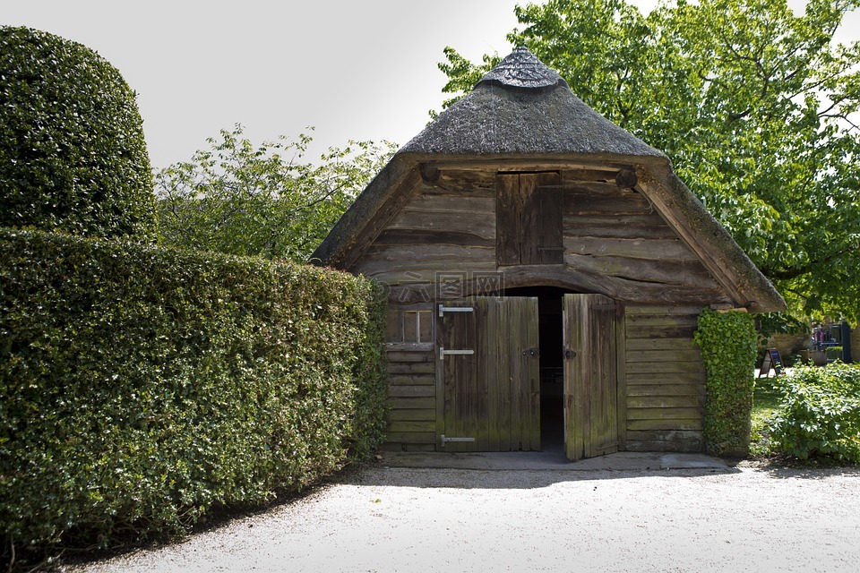 木材谷仓,茅草的屋顶,绿色雕塑套期保值