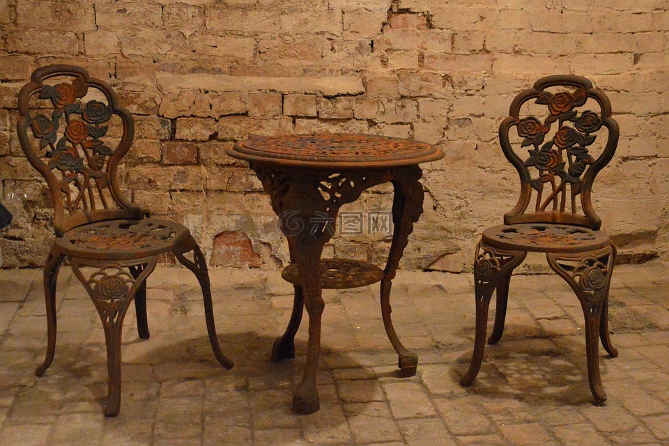 古董,铸铁锅,桌子和椅子
