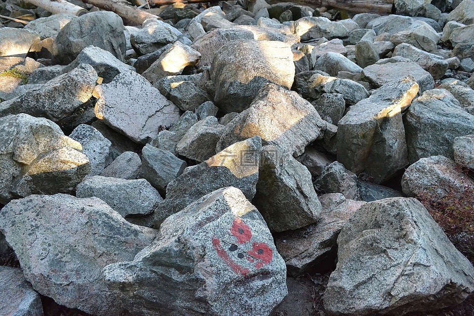 岩,快乐的岩石,灰色的岩石